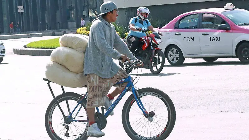 “Bici-Logística”: El ingenio capitalino sobre dos ruedas [Fotorreportaje]